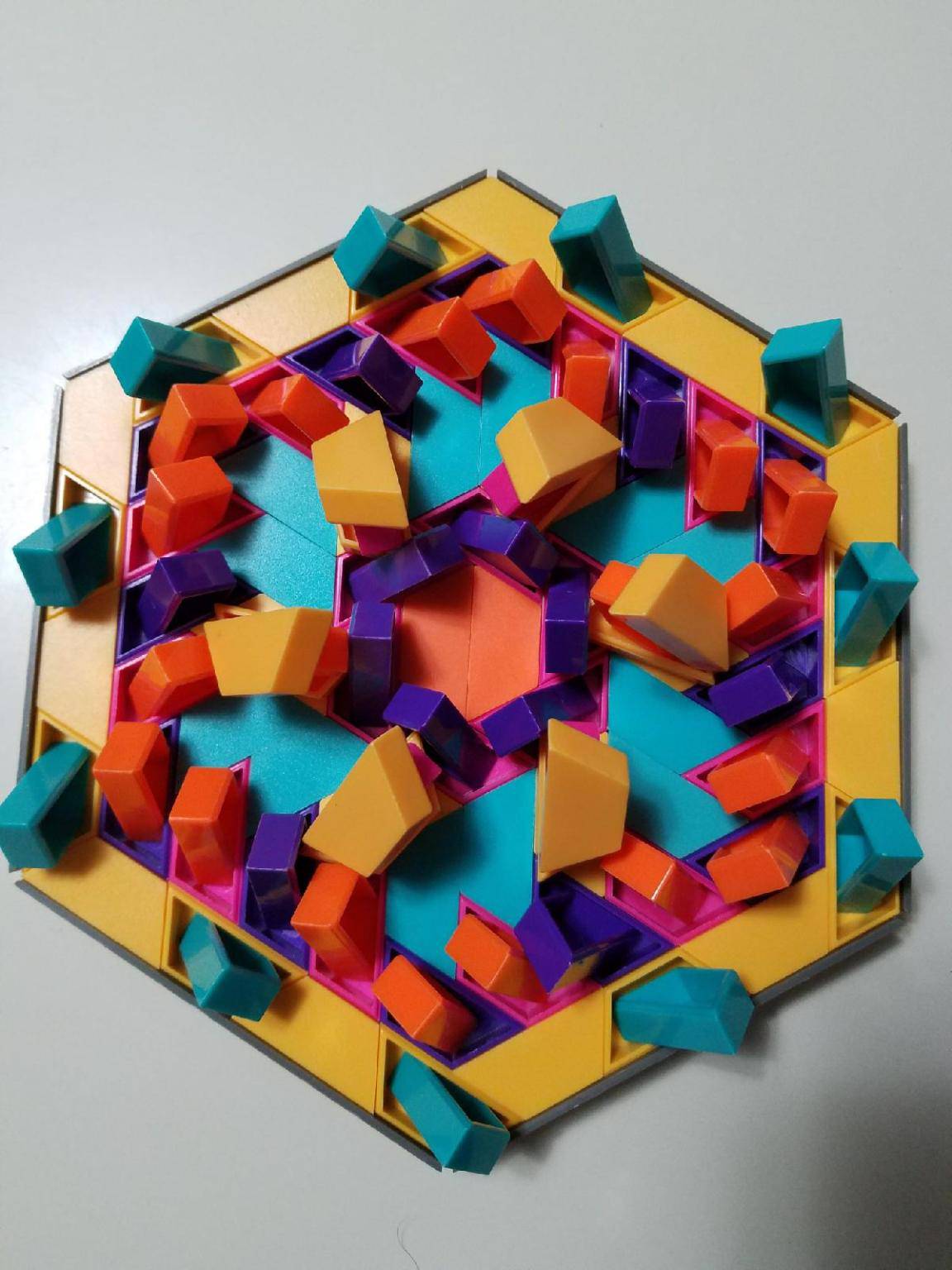 MOSAIC MYSTERIES Design Pattern Puzzle - Discovery Toys