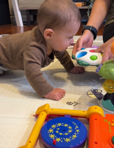 6-12 MONTHS INFANT PLAY PACK - WELCOME TO THE WORLD - Discovery Toys